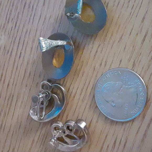 2 Pair Vintage Clip-on Earrings - Picture 3 of 6